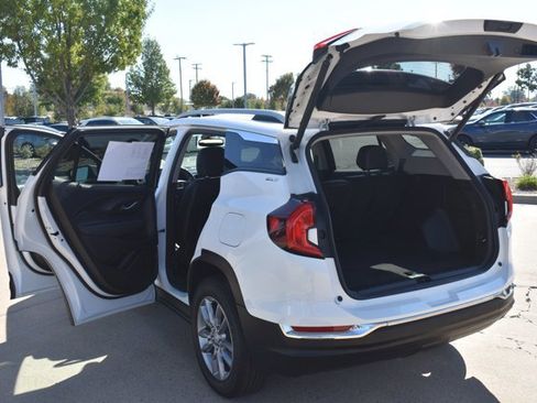 Used 2022 GMC Terrain SLT image 16