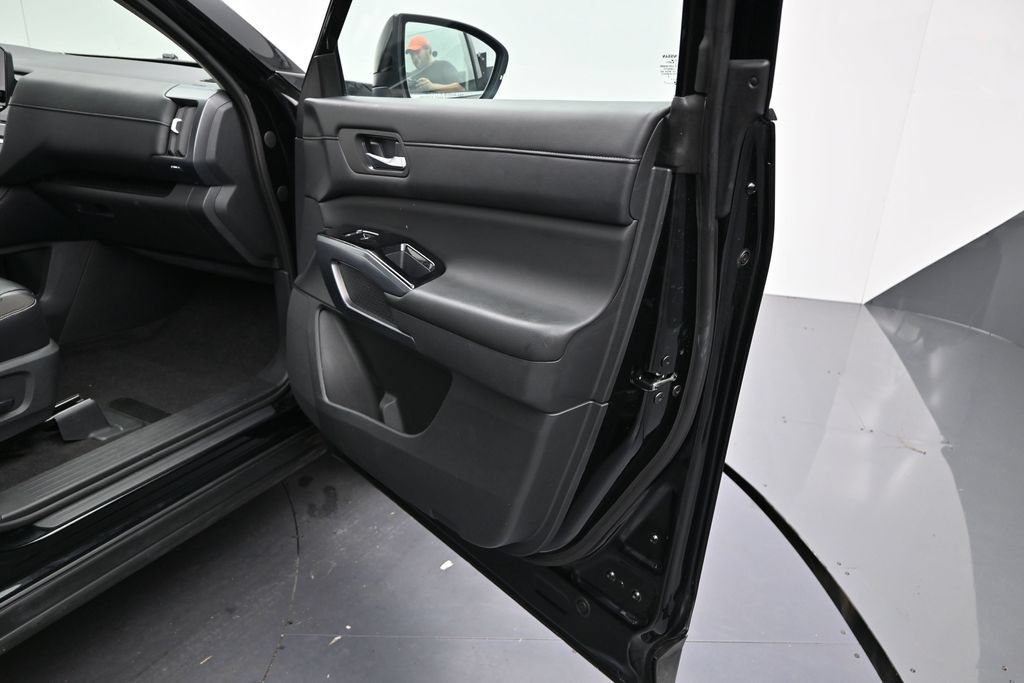 Used 2023 Nissan Pathfinder SL AWD/4WD image 7