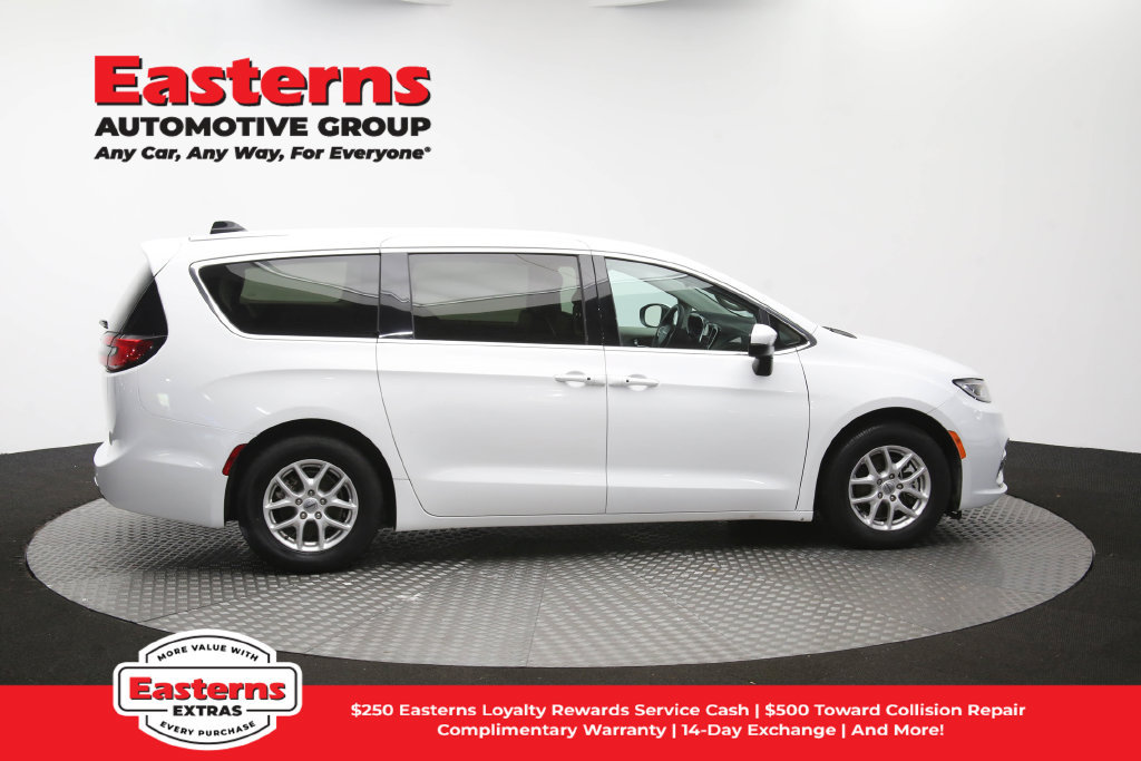 Used 2023 Chrysler Pacifica Touring-L FWD image 48
