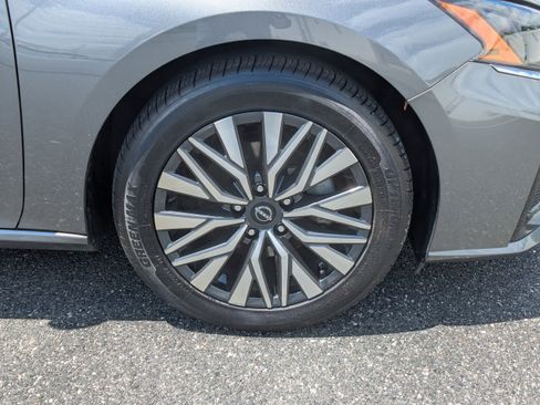 Used 2024 Nissan Altima 2.5 SV FWD image 11