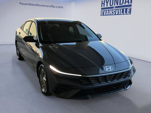 New 2026 Hyundai Elantra SE FWD image 3