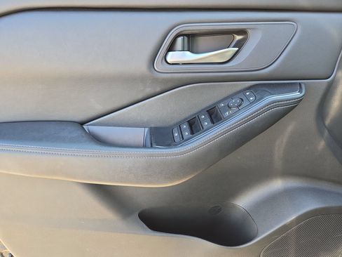 Used 2025 Nissan Rogue SV FWD image 15