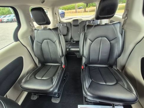 Used 2022 Chrysler Pacifica Touring-L FWD image 12