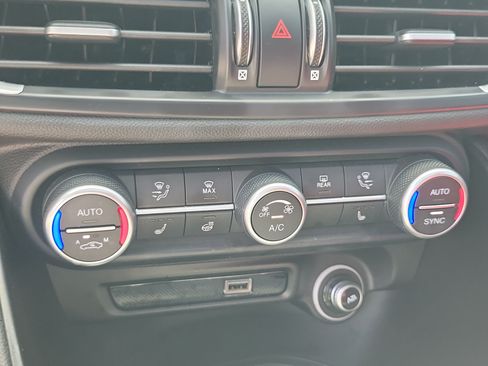 Used 2023 Alfa Romeo Giulia Veloce RWD image 27
