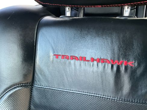 Used 2018 Jeep Grand Cherokee Trailhawk w/ Trailhawk Luxury Group AWD/4WD image 19