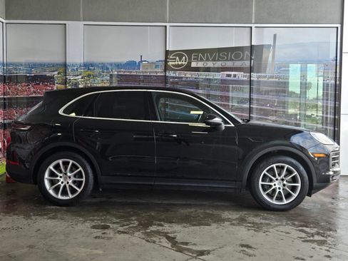 Used 2024 Porsche Cayenne AWD/4WD image 4