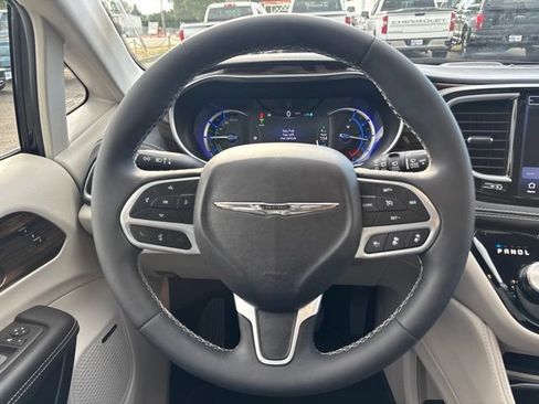 Used 2023 Chrysler Pacifica Limited w/ Uconnect Theater Family Group FWD image 16