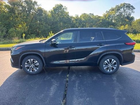 Used 2023 Toyota Highlander XLE FWD image 6