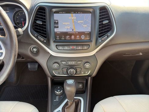 Used 2018 Jeep Cherokee Overland w/ Technology Group AWD/4WD image 48