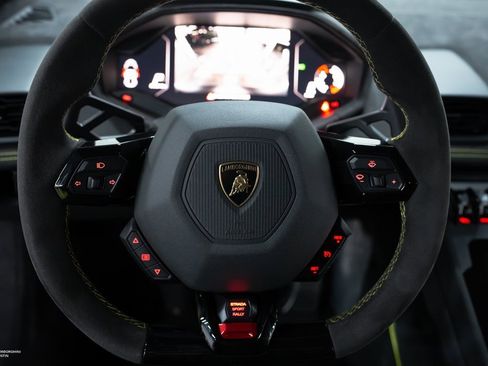 Used 2024 Lamborghini Huracan Sterrato image 27