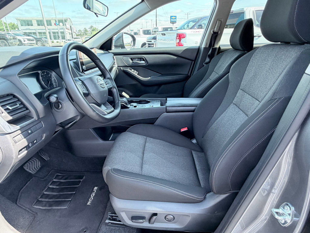 Used 2025 Nissan Rogue SV FWD image 21