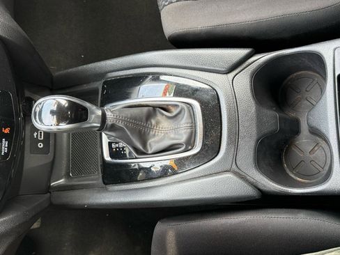 Used 2020 Nissan Rogue Sport S image 18