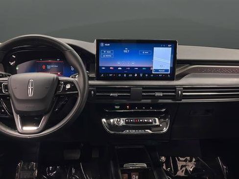 Used 2025 Lincoln Corsair Grand Touring AWD/4WD image 11