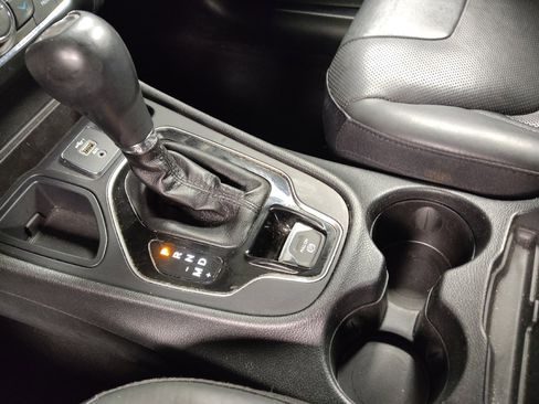 Used 2019 Jeep Cherokee Limited FWD image 26