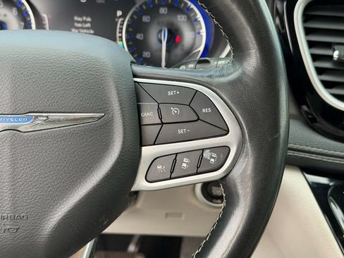 Used 2021 Chrysler Pacifica Touring-L w/ Uconnect Theater Family Group AWD/4WD image 15