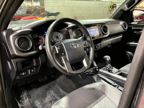 Used 2018 Toyota Tacoma TRD Sport w/ Technology Package image 17