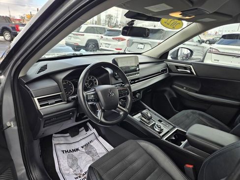 Used 2022 Mitsubishi Outlander SE image 2