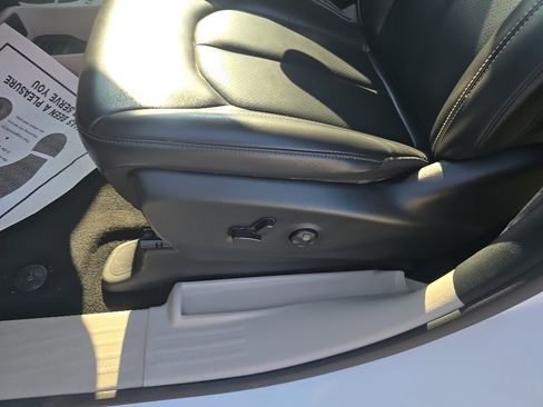 Used 2023 Chrysler Pacifica Touring-L FWD image 13
