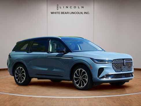 Used 2025 Lincoln Nautilus Reserve AWD/4WD image 3