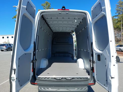 Used 2024 Mercedes-Benz eSprinter 170 Cargo image 12