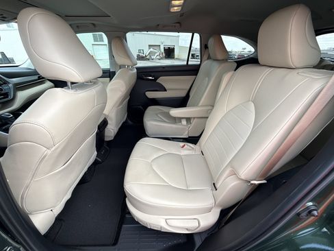 Certified 2024 Toyota Highlander XLE FWD image 25