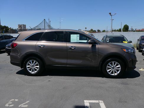 Used 2019 Kia Sorento FWD image 2