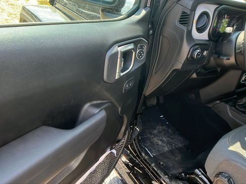 New 2025 Jeep Gladiator Sport image 15