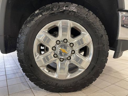 Used 2022 Chevrolet Silverado 2500 LTZ w/ LTZ Premium Package image 16