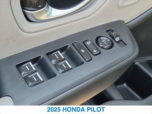 Certified 2025 Honda Pilot Touring image 13