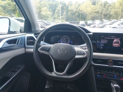 Certified 2025 Volkswagen Taos SE AWD/4WD image 11
