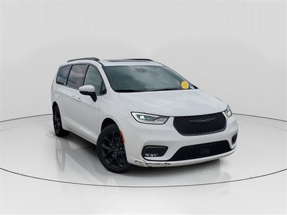 Used 2023 Chrysler Pacifica Touring-L w/ Uconnect Theater Family Group