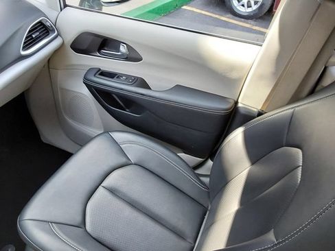 Used 2024 Chrysler Pacifica Touring-L FWD image 35