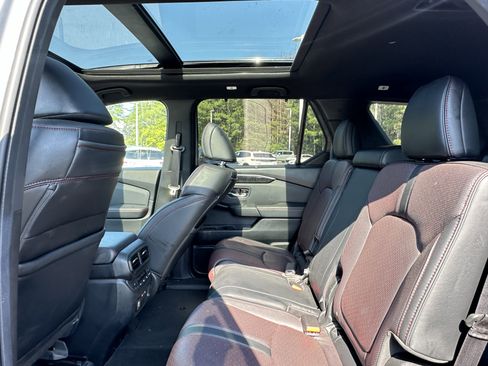Used 2025 Honda Pilot Black Edition image 9
