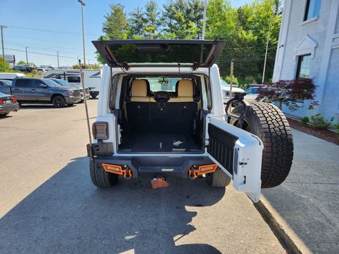 Used 2019 Jeep Wrangler Unlimited Sahara w/ Cold Weather Group AWD/4WD image 29