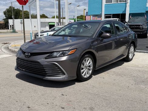 Used 2022 Toyota Camry LE FWD image 3