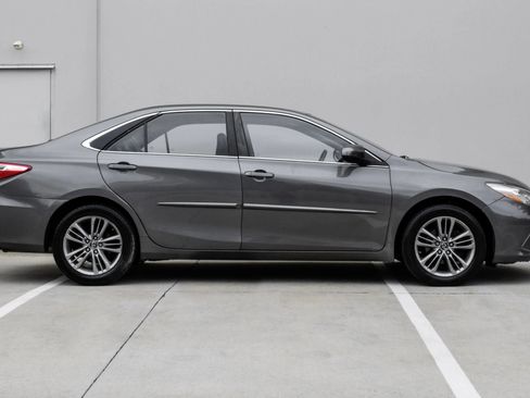 Used 2017 Toyota Camry SE w/ Protection Package (Q2) FWD image 3