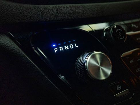 Used 2025 Chrysler Pacifica Select FWD image 18