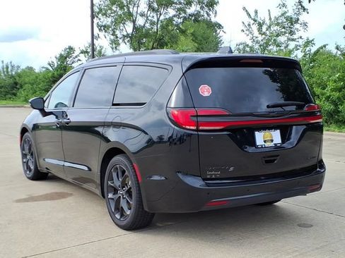 Used 2025 Chrysler Pacifica Limited FWD image 3
