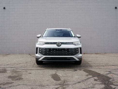 Used 2025 Volkswagen Tiguan SE w/ Panoramic Sunroof Package AWD/4WD image 10