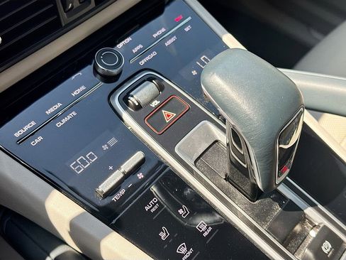 Used 2023 Porsche Cayenne Platinum Edition image 17