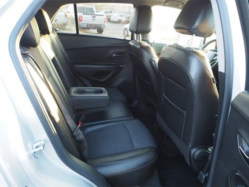 Used 2022 Chevrolet Trax LT w/ Driver Confidence Package image 18