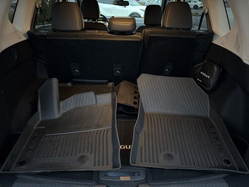 Used 2025 Nissan Rogue SL image 18