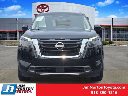 Used 2025 Nissan Pathfinder SV FWD image 2