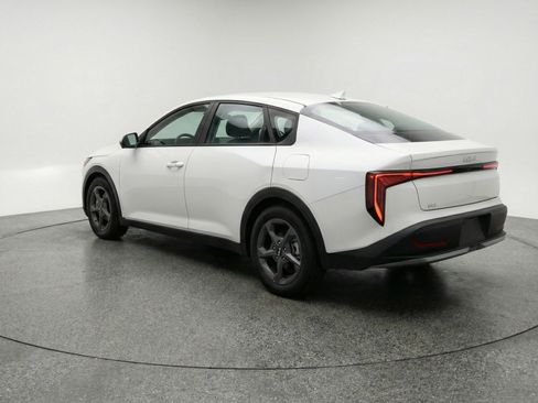 Used 2025 Kia K4 LXS image 6
