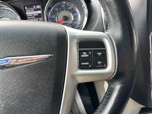 Used 2015 Chrysler Town & Country Touring w/ Driver Convenience Group image 24