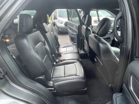 Used 2019 Ford Explorer XLT w/ Equipment Group 202A AWD/4WD image 27