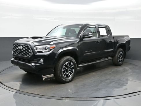 Used 2020 Toyota Tacoma TRD Sport image 2