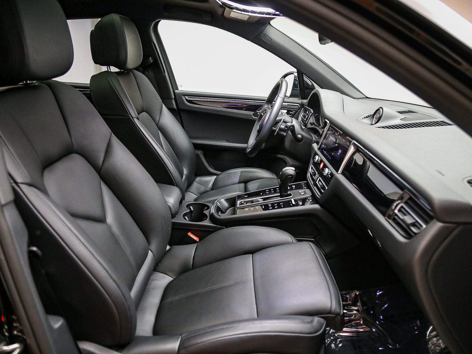 Certified 2025 Porsche Macan AWD/4WD image 21