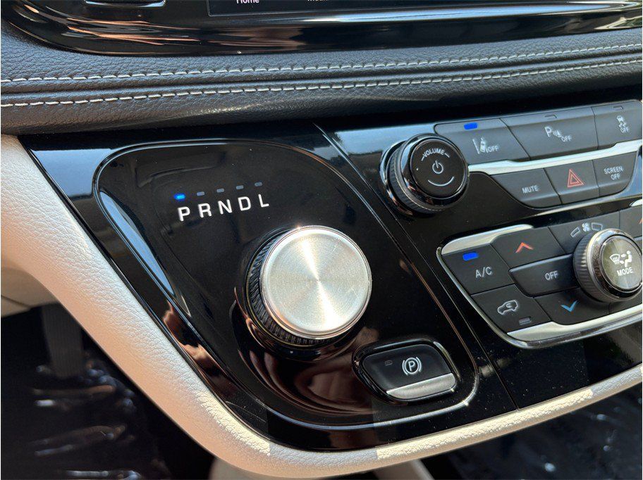 Used 2024 Chrysler Pacifica Limited FWD image 38