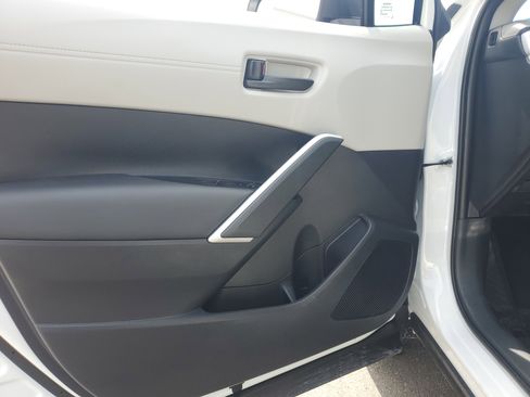 Used 2025 Toyota Corolla Cross L image 20